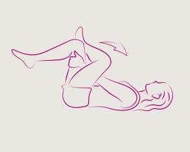 Žena ležící na zádech provádí cvik na protažení boku a hýždí.