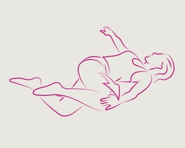 Žena ležící na zemi má jednu nohu položenou přes druhou a provádí cvik na protažení páteře.