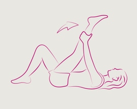 Žena ležící na zádech se drží za levý kotník a provádí cvik na protažení podkolenních šlach.