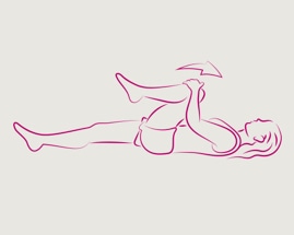 Žena ležící na zádech provádí cvik přitažení kolena k hrudníku.